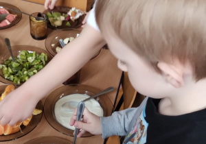 Dzieci przygotowują francuskie omlety z owocami