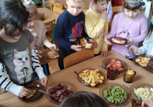 Dzieci przygotowują francuskie omlety z owocami
