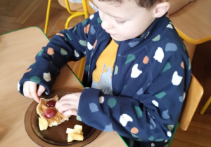 Chłopiec zjada przygotowanego omleta