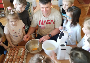 Dzieci z Panem Dominikiem przygotowują francuskie omlety z owocami