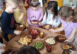 Dzieci przygotowują omlety