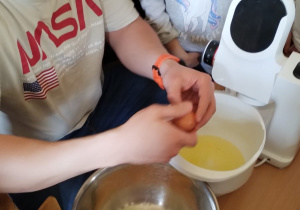 Dzieci z Panem Dominikiem przygotowują francuskie omlety z owocami