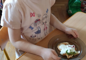 Dziewczynka zjada przygotowany omlet