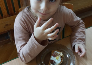 Dziewczynka zjada omlet
