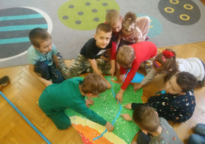 Dzieci wyklejają mapę