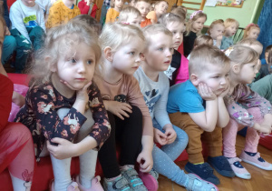 Dzieci oglądają przedstawienie
