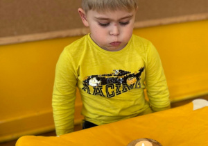 Chłopiec zdmuchuje urodzinową świeczkę