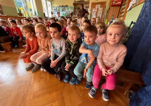 Dzieci oglądają pokaz