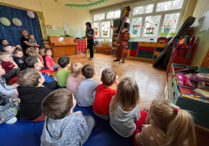 Dzieci słuchają audycji muzycznej