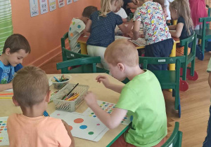 dzieci kolorują kropki