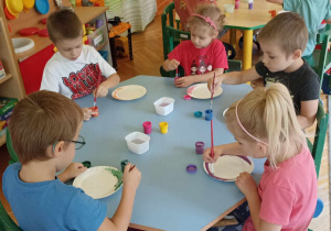 dzieci przy stole malują