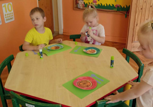 dzieci przy stole malują