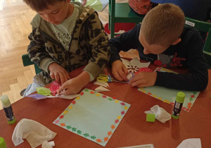 dzieci kolorują pastelami kolorowe listki