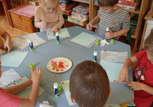 dzieci naklejają kolorowe listki