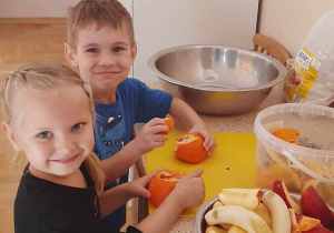 Dzieci obierają i kroją owoce