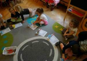 Dzieci podczas zabaw i sytuacji edukacyjnych