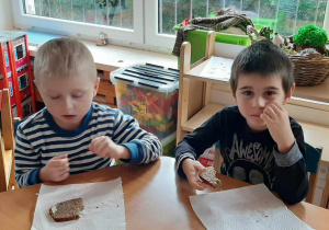 Dzieci degustują chleb