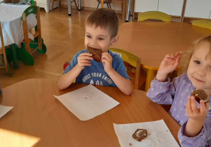 Dzieci degustują chleb