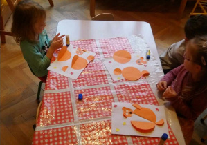 Dzieci podczas wykonywania pracy plastycznej