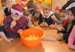 dzieci jedzą chrupki kukurydziane z miski