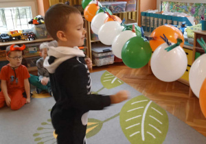 chłopiec przebija balon