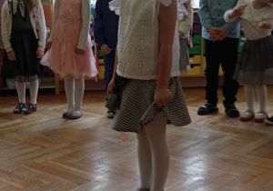 dziewczynka stoi na środku klasy