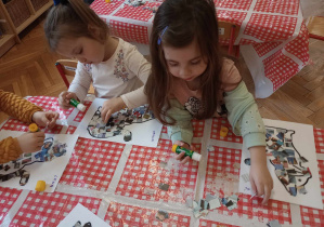 Dzieci wykonują prace plastyczne na Dzień Kota