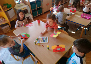 Dzieci wykonują prace plastyczne na Dzień Kota