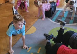 Dzieci ćwiczą kocią Jogę