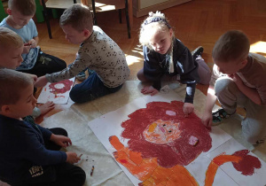 dzieci kolorują duży rysunek