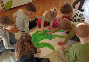 dzieci kolorują duży rysunek