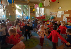dzieci tańczą podczas audycji muzycznej