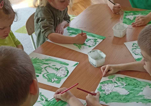 dzieci malują Panią wiosnę