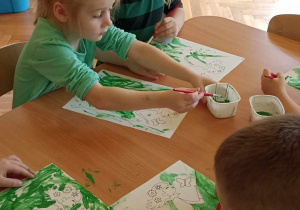 dzieci malują Panią wiosnę