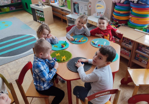 Dzieci liczą przy stolikach