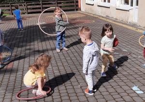 Dzieci bawią się na tarasie