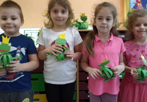 dzieci trzymają zrobioną przez siebie żabkę