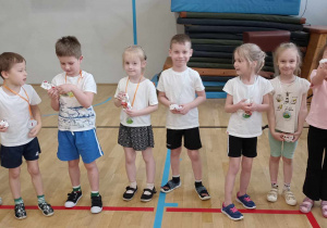 dzieci pokazują swoje medale