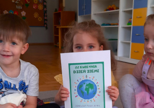 Dzieci uczestniczą w zajęciach z okazji Dnia Ziemi