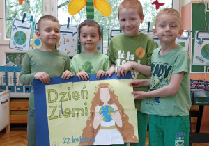 dzieci trzymają plakat