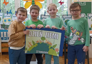 dzieci trzymają plakat