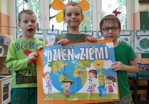 dzieci trzymają plakat