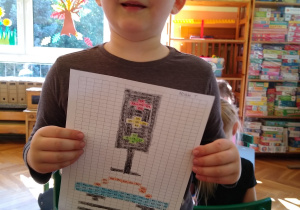 Chłopiec prezentuje swój rysunek
