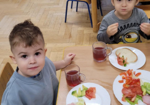 Dzieci jedzą przygotowane przez siebie śniadanie