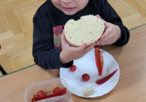 Dzieci jedzą przygotowane przez siebie śniadanie