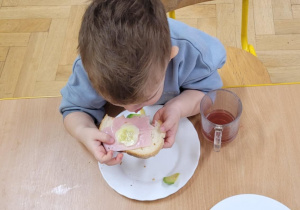 Dzieci jedzą przygotowane przez siebie śniadanie