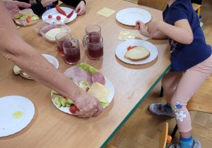 Dzieci jedzą przygotowane przez siebie śniadanie