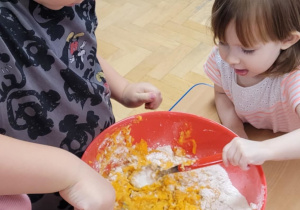 Dzieci przygotowują mufFinki