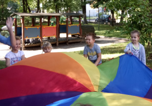 Zabawy z kolorową chustą.