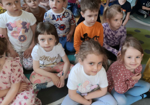 Dzieci oglądają przedstawienie